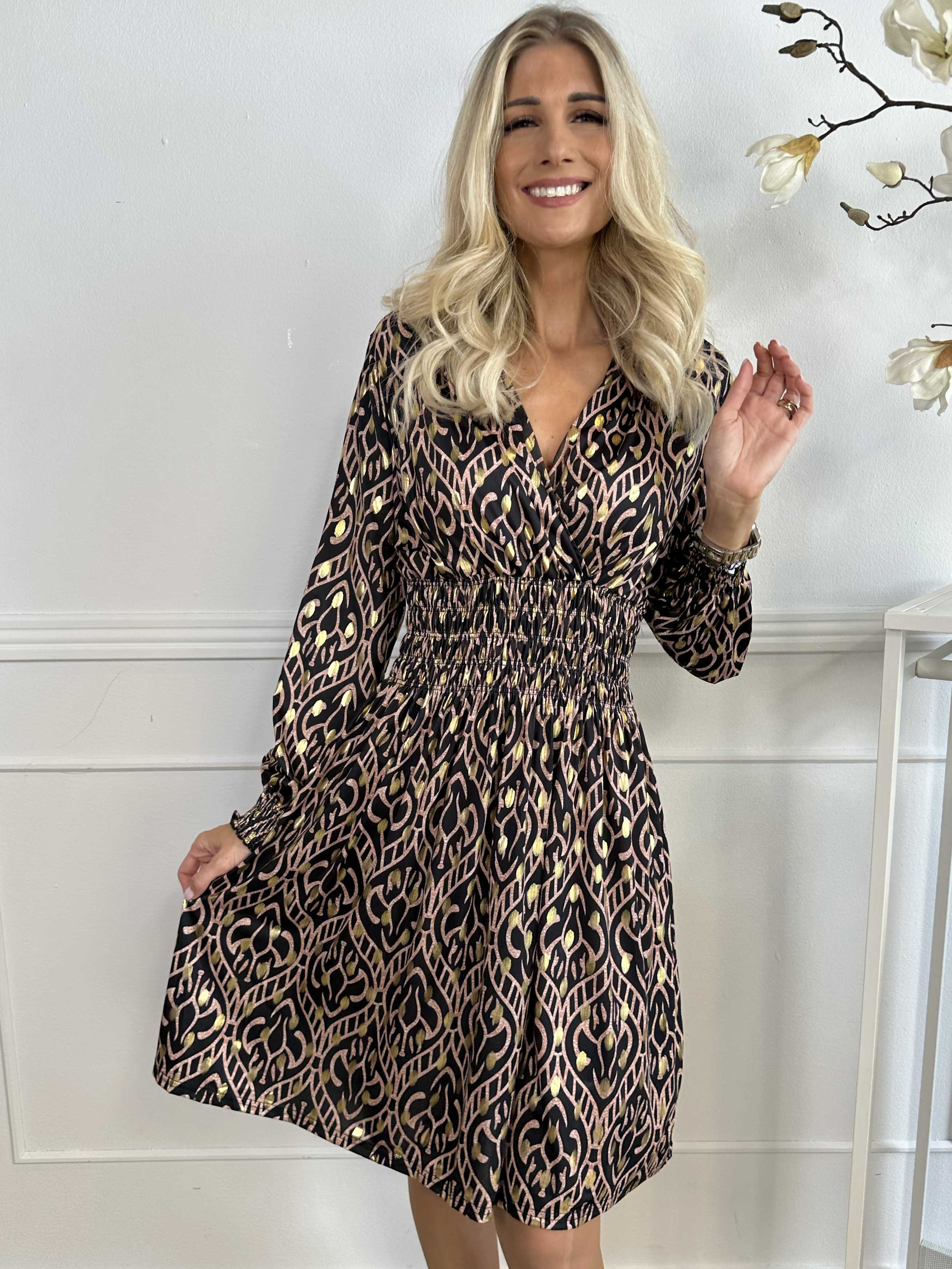 Pams Boho Short L/S - Elastisk mønstret kjole i krølfrit stof